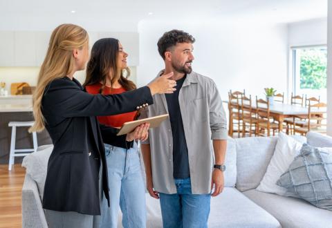 Faire estimer sa maison par une agence, c’est gratuit ! © courtneyk - Getty Images