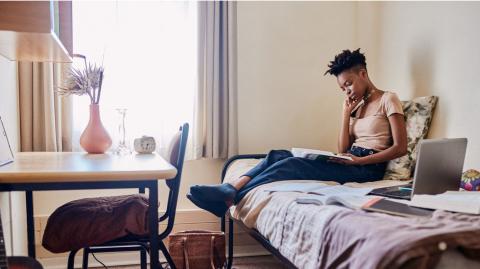 Louer un bien immobilier à un étudiant peut s'avérer rentable, notamment dans les villes universitaires où la demande locative est forte. © Moyo Studio - Getty images