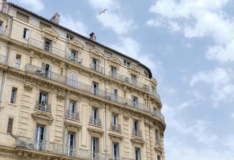 Les compteurs individuels permettent une répartition équitable des charges de copropriété. © jordi magrans - Getty Images