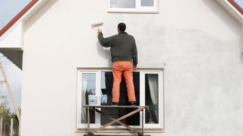 Repeindre une façade n’est pas seulement une question de décoration, mais aussi d’entretien préventif. © MyrKu - Getty images