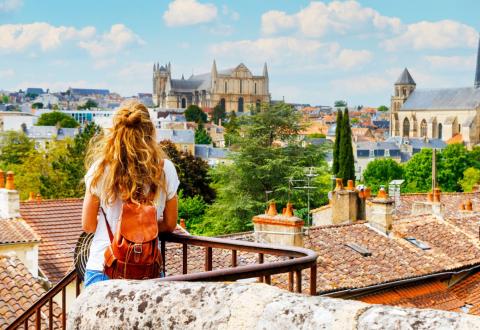 Poitiers est une ville moyenne idéale pour un investissement étudiant en 2025. © margouillatphotos – Getty Images