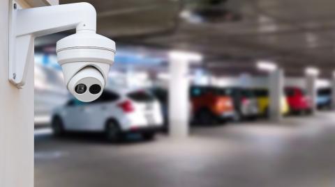 Une caméra de surveillance est installée dans le parking couvert d'une copropriété