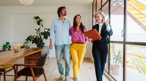 Lorsque l’on souhaite vendre sa maison rapidement, passer par une agence immobilière reste l’une des solutions les plus efficaces. © Diamond Dogs - Getty images