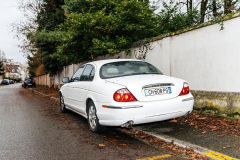Amende voiture garée sur le trottoir