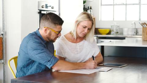 Couple en train de calculer tantième de leur appartement