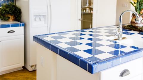 Plan de travail cuisine avec motif damier bleu et blanc
