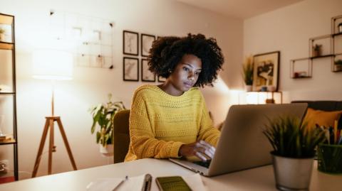 Méfiez-vous des offres trop alléchantes pour être vraie, de l'attitude du "bailleur" et des superlatifs employés. © Drazen_- Getty images