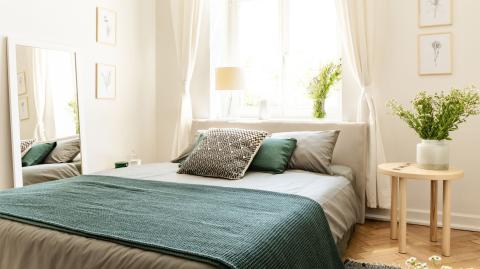 Outre la literie, l’aménagement et la décoration de la chambre jouent un rôle clé dans la qualité de nos nuits. © KatarzynaBialasiewicz - Getty images