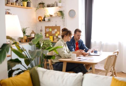 Premier achat immobilier : comment avoir un apport personnel rapidement et l’augmenter ? © Anchiy - Getty Images