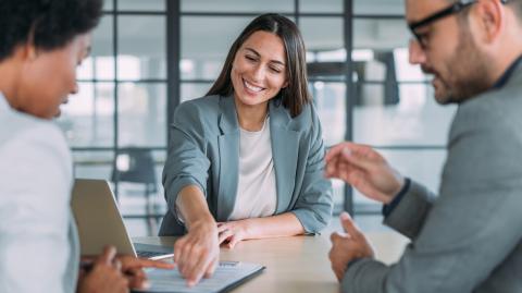 Un couple signe des documents au cours d'un rendez-vous avec sa conseillère bancaire