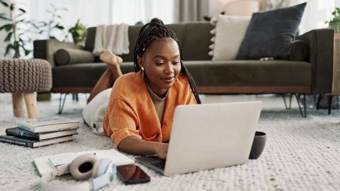 La location à un étudiant implique une certaine préparation, une bonne connaissance du cadre juridique et quelques ajustements pratiques. © Jacob Wackerhausen - Getty images