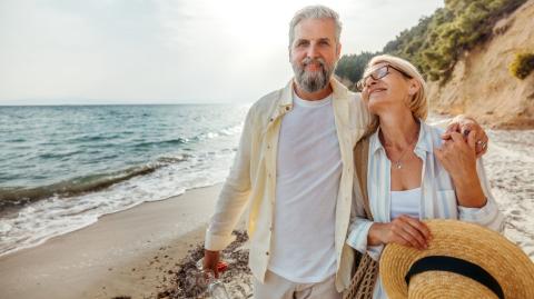 Le passage à la retraite ouvre une nouvelle page de vie, souvent l’occasion de déménager vers un environnement plus calme, plus agréable, ou tout simplement mieux adapté à ses besoins. © mixetto - Getty images
