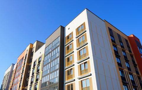 Immeuble collectif et ciel bleu.