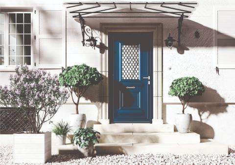 Vue sur la porte d'entrée en alu et verre d'une maison de ville