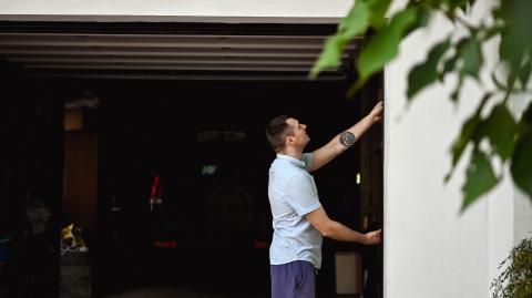 Homme en train d'isoler son garage