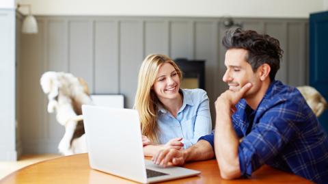 Couple en train de télécharger le modèle de lettre SeLoger pour une offre d'achat