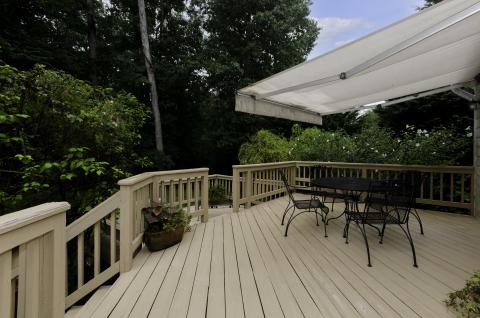 Installer un store banne pour se protéger du soleil