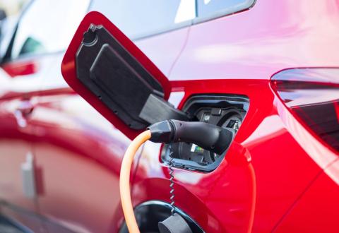Véhicules électriques : près de 9 copropriétés sur 10 ne disposent pas encore d’une solution de recharge. © Adam Smigielski – Getty Images