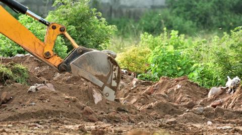 Décaisser le terrain consiste à retirer une certaine épaisseur de terre ou de matériaux en place afin d’obtenir une surface plane, stable et adaptée à l’usage prévu. © suman bhaumik - Getty images