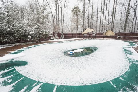 Les gestes à éviter pour l'hivernage d'une piscine