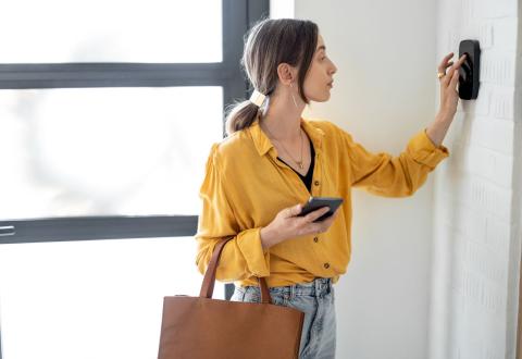 Un système d’alarme permettra de faire fuir les cambrioleurs. © RossHelen – Getty Images