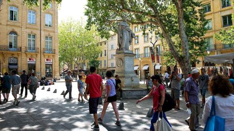 Des badauds se promènent sur le Cours Mirabeau, à Aix-en-Provence