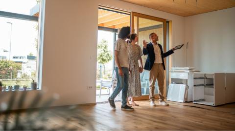 Dans bien des cas, le retard dans la vente ne provient pas d’un manque d’acquéreurs potentiels, mais d’erreurs courantes qui freinent la transaction. © AzmanL - Getty images
