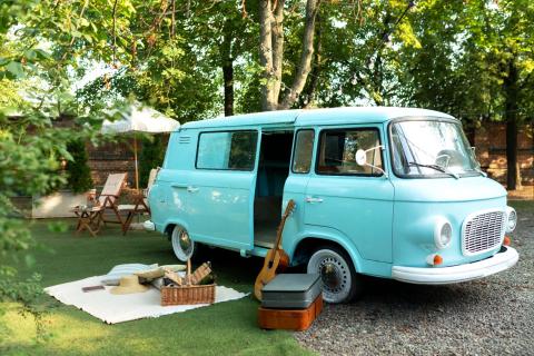 camping-car-gare-dans-le-jardin