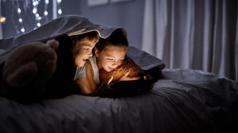 Enfants qui jouent dans leur chambre