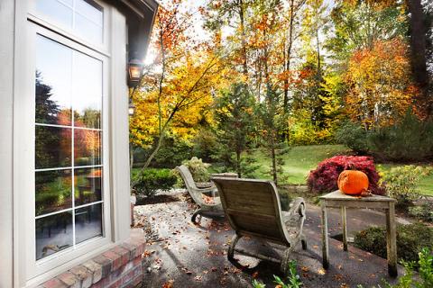 Tout savoir pour protéger votre terrasse en automne