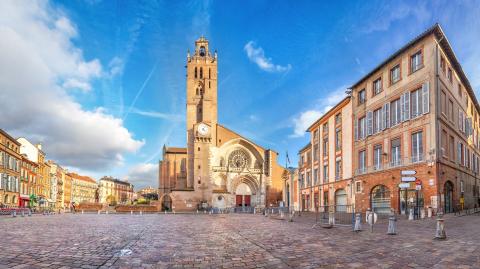 Vue sur la place St-Étienne, à Toulouse, et sur la cathédrale St-Étienne