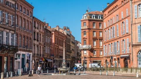Vue sur la place Saint-Étienne à Toulouse