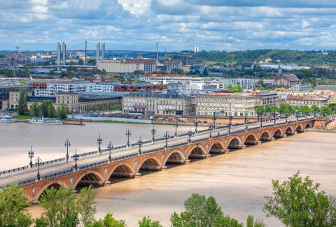 Bordeaux quartier la Bastide vue du pont de pierre