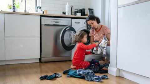 Aménager un coin buanderie dans sa cuisine permet de regrouper les appareils électroménagers et d’optimiser les mètres carrés disponibles, surtout dans les petits logements. © Fly View Productions - Getty images