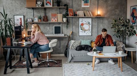 Il est possible d’aménager un coin bureau zen, même quand on partage son espace au quotidien. © Pekic - Getty images