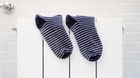 Remplir une chaussette de gros sel et la déposer dans un coin de la salle de bain permet d'absorber l’excès d’humidité. © fotoimagic - Getty images