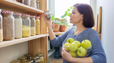 Femme choisissant des épices dans un garde-manger