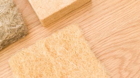 Les isolants biosourcés sont des matériaux naturels, issus de ressources renouvelables, transforment l’isolation thermique et acoustique des habitations, tout en limitant l’impact écologique. © Wirestock - Getty images