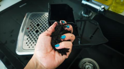 Écologique, économique et 100 % naturel, le marc du café possède des propriétés absorbantes et désodorisantes idéales pour assainir l’air et limiter l’humidité dans certaines pièces. © idil toffolo - Getty images