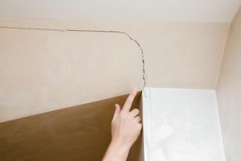 Combler une fissure avec du mastic