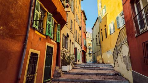 Nice recèle de nombreux trésors gratuits — parfaits pour les voyageurs au budget serré ou pour ceux qui aiment flâner sans contrainte. © Michal Krakowiak - Getty images