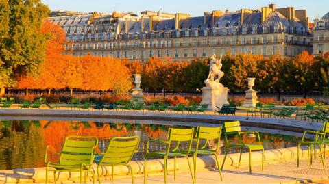 Paris est l'une des villes les plus romantiques qui soient lorsque l'automne s'installe. © agustavop - Getty images