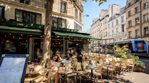 Plus besoin de faire des kilomètres pour sentir le goût de l’été : Paris regorge de coins qui respirent les vacances. © Fani Kurti - Getty images