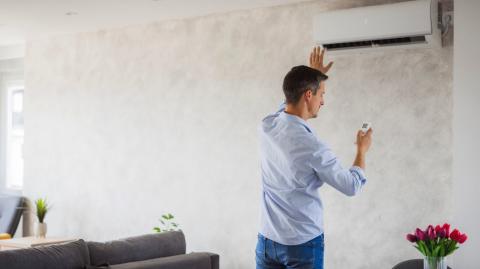 Découvrez les principales causes possibles d’un fonctionnement sans chauffage et les vérifications à effectuer avant de faire appel à un professionnel. © Dobrila Vignjevic - Getty images