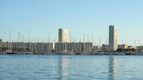Port de Toulon, avec les gratte-ciels résidentiels du Mourillon en arrière-plan