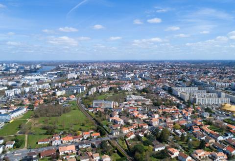 Au Sud de la Loire, Rezé est l’une des villes proches de Nantes les plus dynamiques. © Altitude Drone - Getty Images