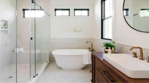 Bois, pierre, rotin, lin ou encore terrazzo : ces matériaux naturels apportent chaleur, authenticité et apaisement dans une salle de bain. © Bryan Chavez - Getty images