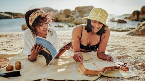 La France regorge de destinations variées, adaptées à toutes les envies : farniente à la plage, city-trip culturel, escapade nature ou encore séjour gourmand. © mapodile - Getty images