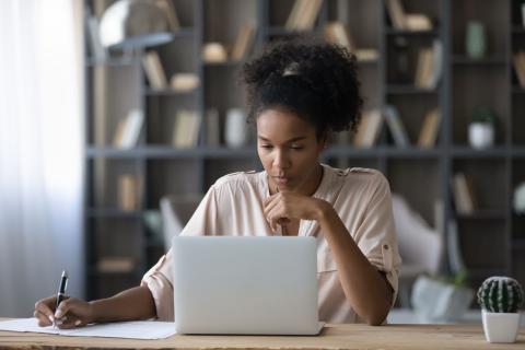 Femme-redige-un-avenant-au-bail-de-coloc-devant-son-ordinateur