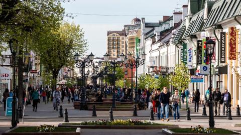 Rue piétonne de Brest bordée d'arbres et de boutiques par une journée ensoleillée